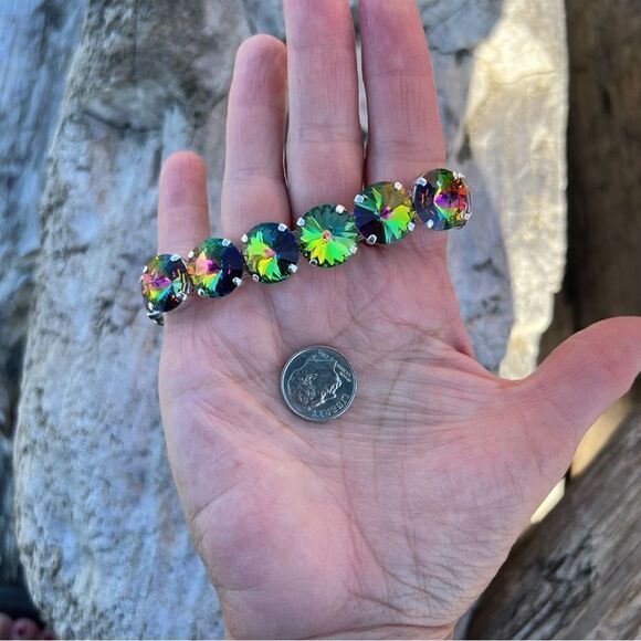 A stretch statement bracelet with medium vitrail Swarovski crystal - Picture 5 of 7